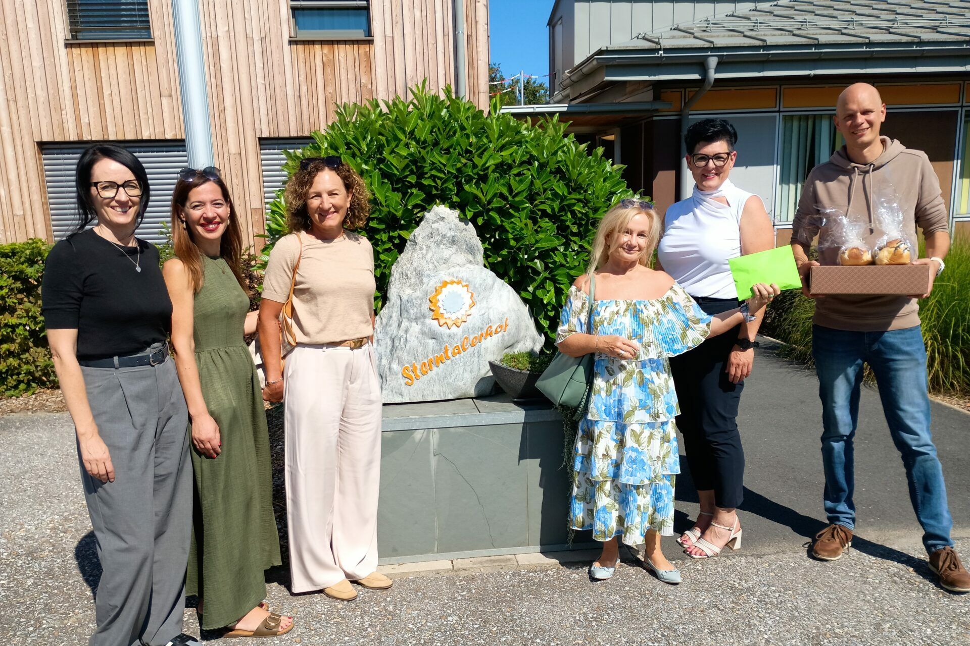 vlnr. Claudia Mogg-Heindl, Liljana Andreeva, Sabine Gratzer, Uschi Wipfler, Ramona Brandl von der Grawe sowie Stephan Zwiauer vom Sterntalerhof