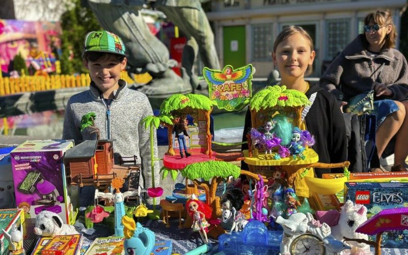 den jungen Verkäuferinnen und Verkäufern beim Kinderflohmarkt