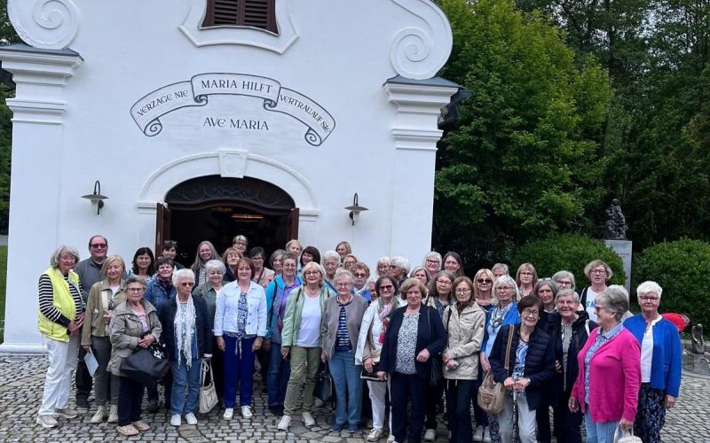 den Frauen der Caritas Purbach um Waltraud Theil und Pfarrer Roman Schwarz,